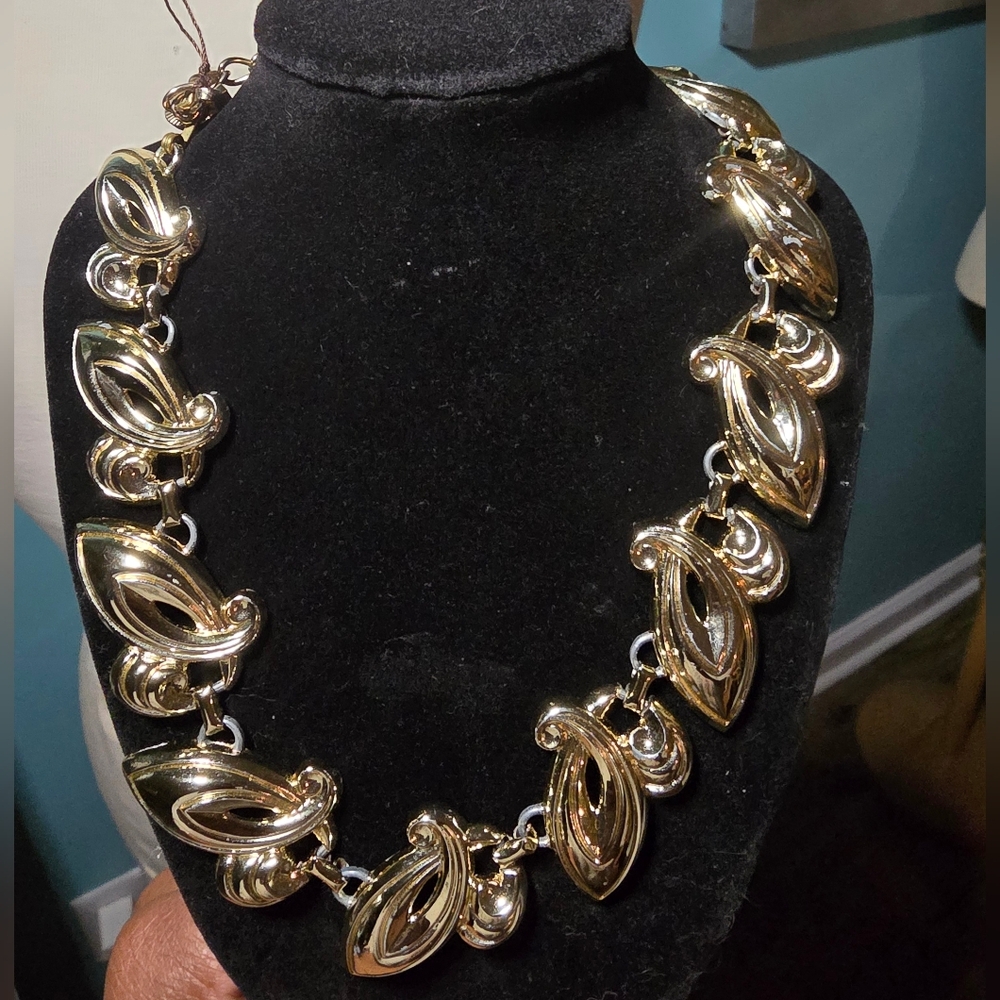 Elegant Vintage Gold-tone Necklace